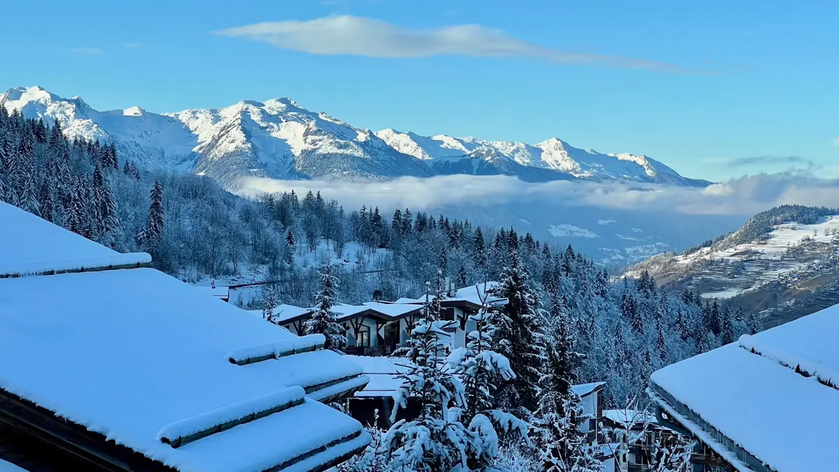 Lots of lift pass offers have now ended for 25/26, but we can offer other promotions such as £100 pp off some excellent ski holiday packages with one of our favourite operators, plus Go All-In & Save up to £300 pp - Ski All-In Deals include flights, hold luggage, transfers, accommodation, catering PLUS lift passes and ski hire. If you're booking a whole chalet in Les Arcs, there are discounts of up to a whopping £3,000 available!
